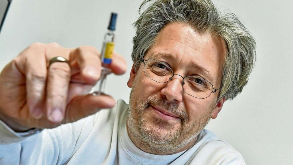 Alexander Fuchs mit einer Spritze in der Hand